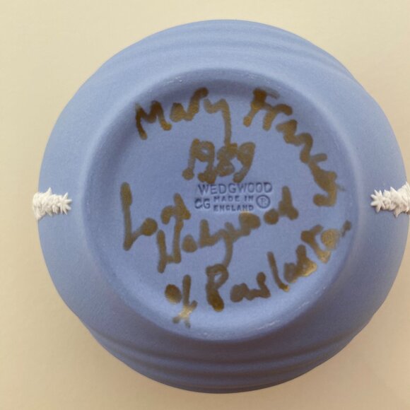 Wedgwood Blue Jasperware Small Lidded Pot with White Motif and Daisy Top - Picture 12 of 12